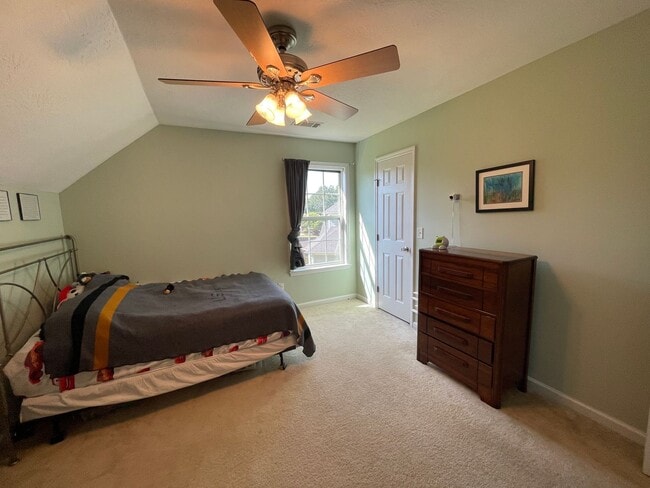 Building Photo - Charming 4 bedroom/2.5 bathroom in Tudor Branch!