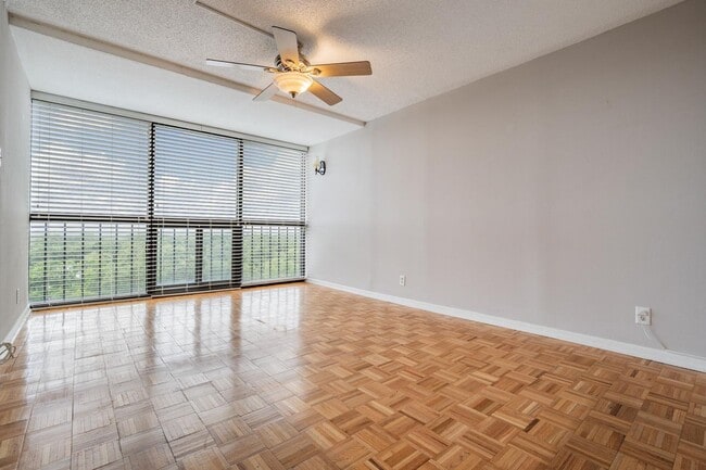 Building Photo - Spacious 2 Bed 2 Bath Condo in Heart of So...