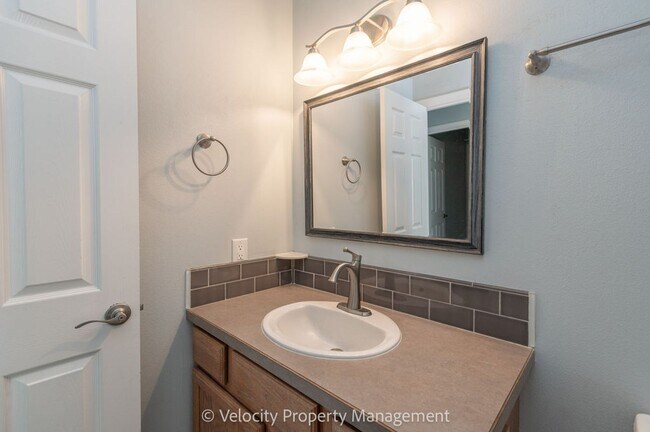 Building Photo - Light & Bright Single Level Home!