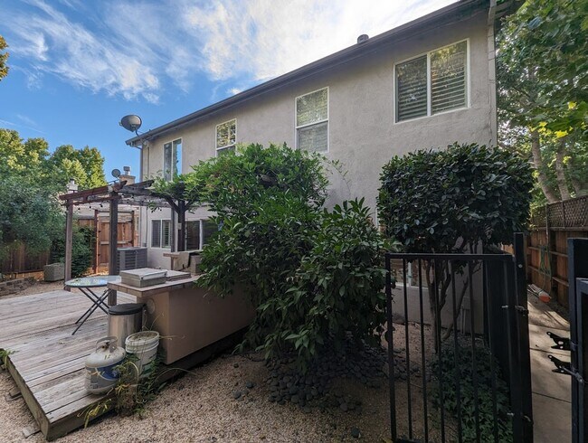 Building Photo - Beautiful 3bed 2.5bath 2 story home located in Rivergate Gated Community