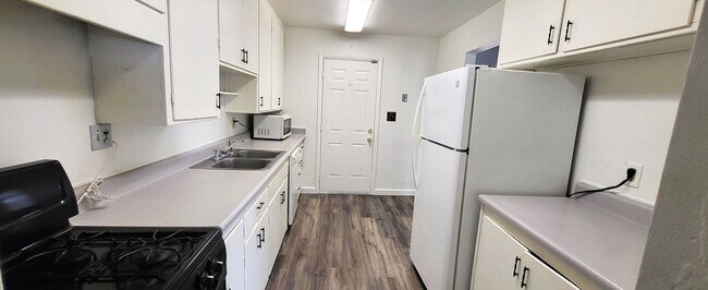 Building Photo - NICE 4 BED 2 BATH CORNER LOT HOME!!!!