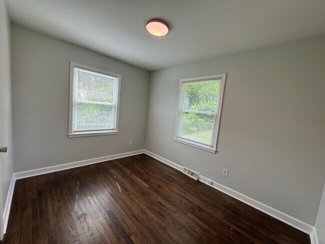 Building Photo - 3bed/1bath House in Greensboro - $1395/month