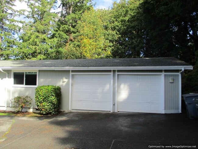 Building Photo - Charming Partially Furnished Waterfront Home in Gig Harbor