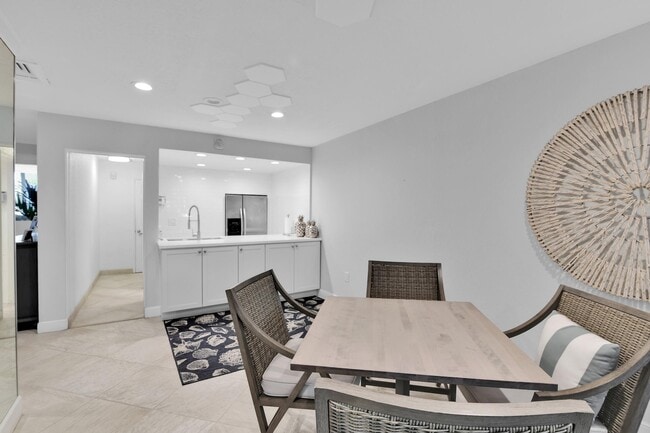 Building Photo - 1069 Hillsboro Mile