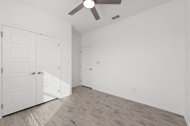 Building Photo - 411 Hinojosa