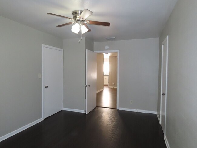 Building Photo - Three bedroom, One Bath Duplex Near Hospit...