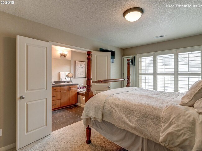 Building Photo - Amazing Location in NW Portland! Gorgeous 2 BD Townhome in Arbor Parc!