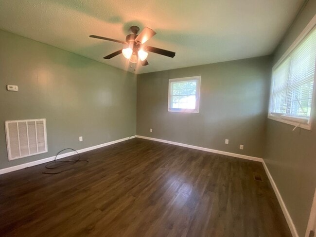 Building Photo - 3 Bedroom 1 Bathroom Home in Johnson City, TN