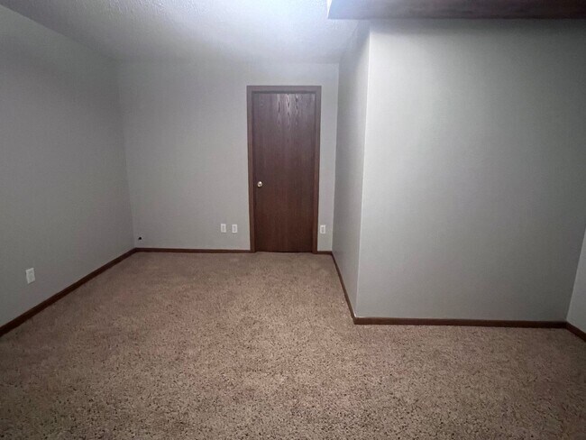 Building Photo - Three Bedroom Duplex in Rockford!
