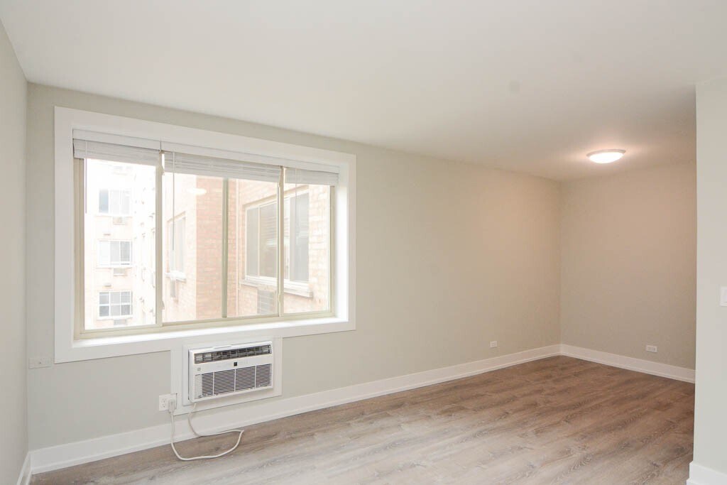 Building Photo - 533 W Surf St