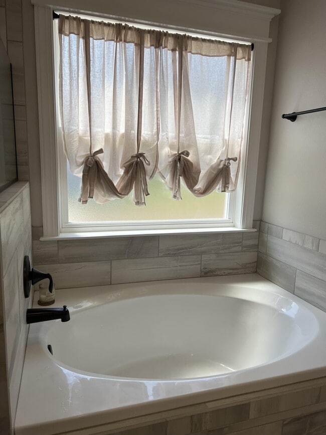 Building Photo - 30 Evergreen Dr