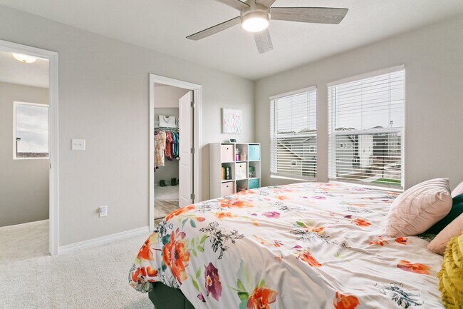 Building Photo - 7427 Gorgeted Quail Grv