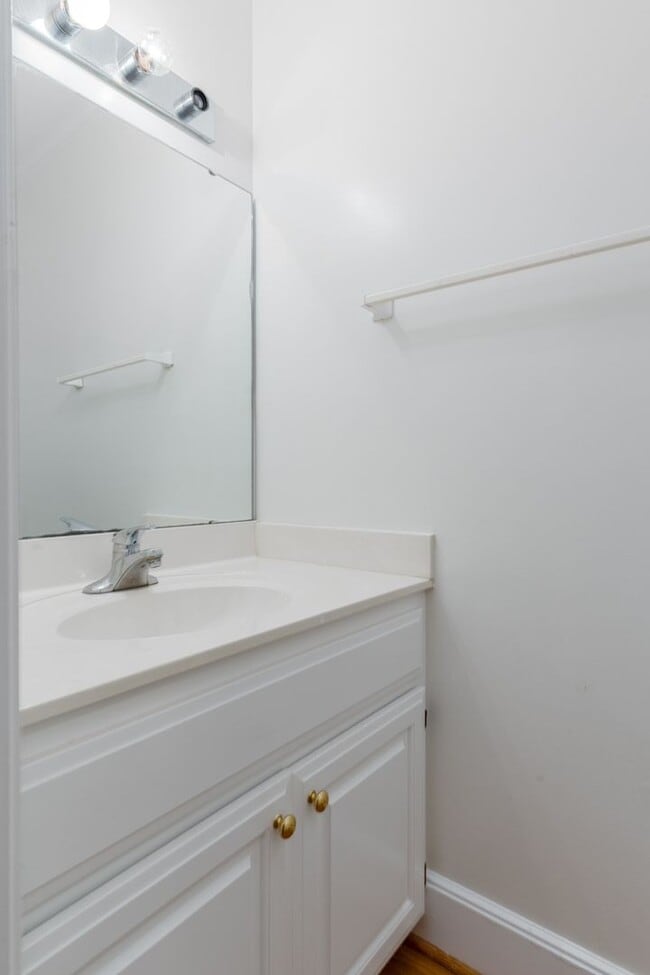 Building Photo - Quiet Neighborhood in a Conveniently Locat...