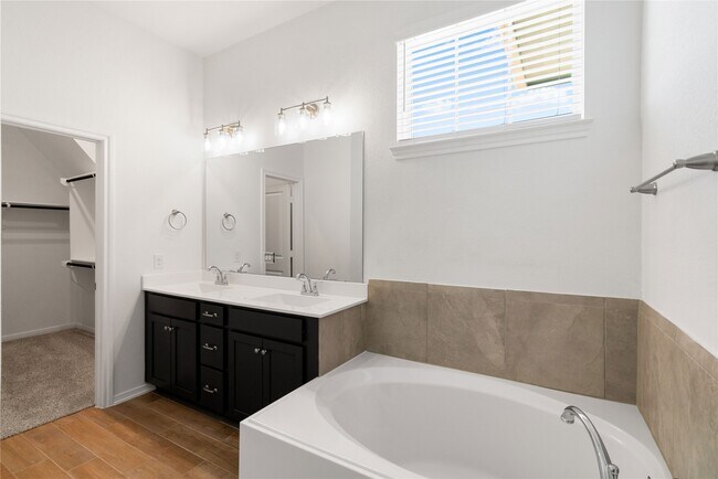 Building Photo - 611 Silver Pear Ct