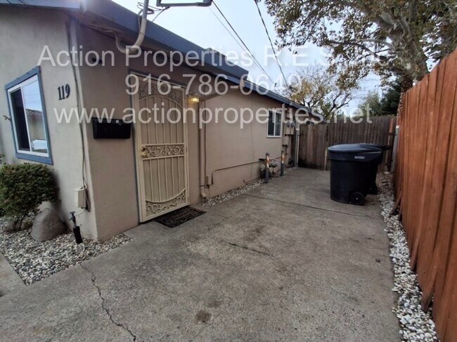 Building Photo - Central Roseville -Duplex 1 Bed, 1 Bath Duplex Large Fenced Yard, Gardener Included - No Laundry ...
