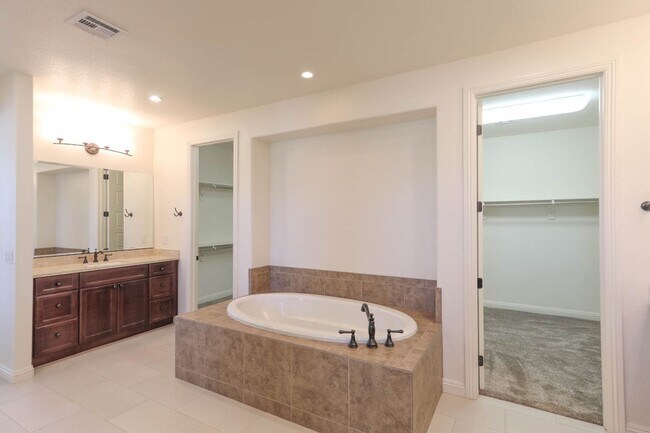 Building Photo - Stunning 5 Bed, 4 Full Baths And 2 Half Ba...