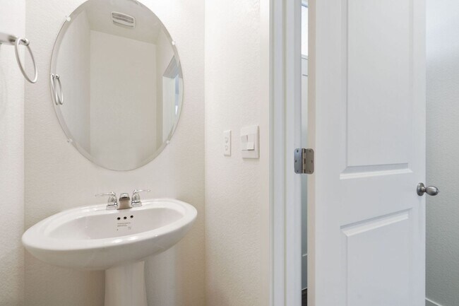 Building Photo - 3 bedroom, 2 1/2 bath home in Tailholt!