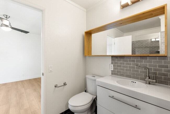 Building Photo - Charming Cardiff-by-the-Sea Cottage - Spacious, Great Neighborhood