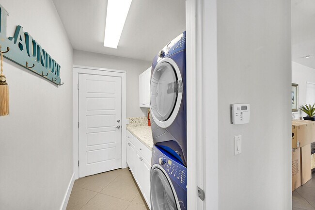 Building Photo - 6767 Tradewind Way