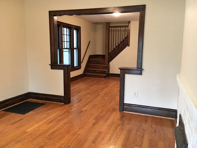 Building Photo - 431-433-433 E Tompkins St