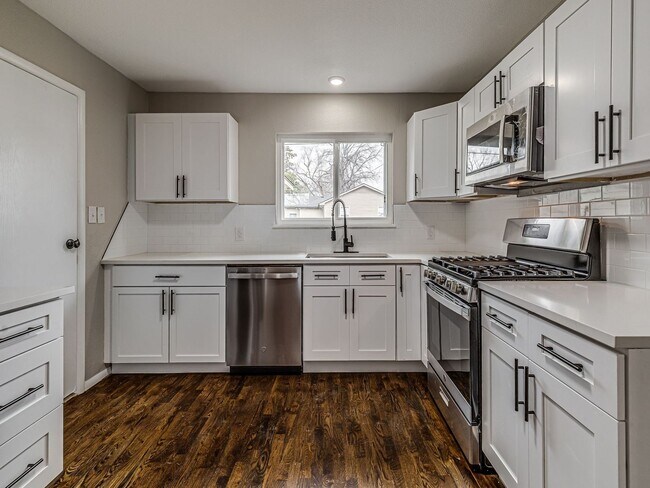 Building Photo - Newly remodeled home