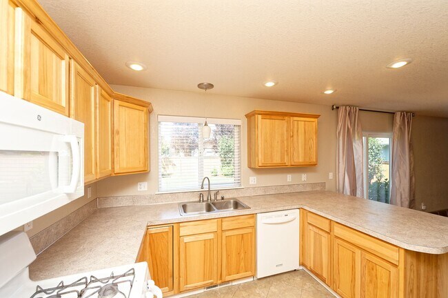 Building Photo - 4 Bedroom Home