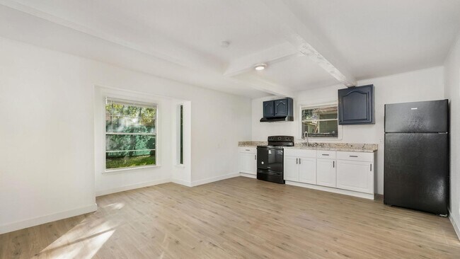 Building Photo - 2600 Morales St