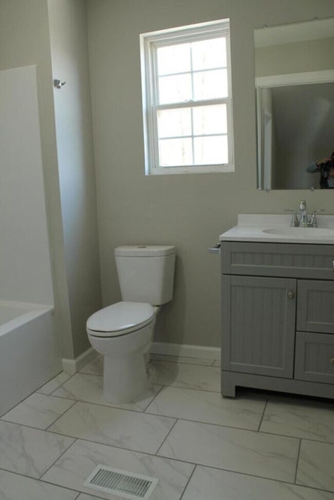 Building Photo - Modern Elegance Meets Comfort – Fully Remodeled 4BR/2BA Dream Home!