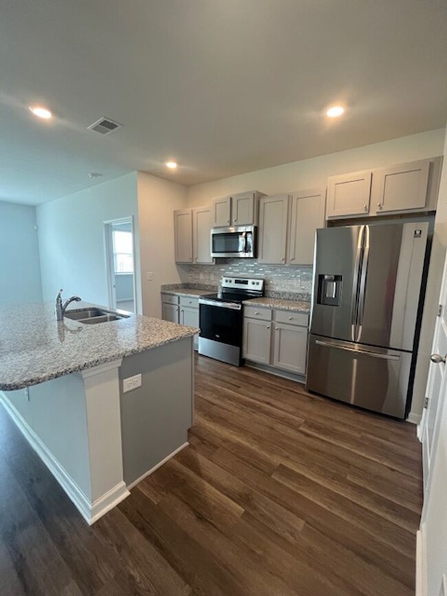 Building Photo - 3 Bedroom Home in Waterside Community of S...