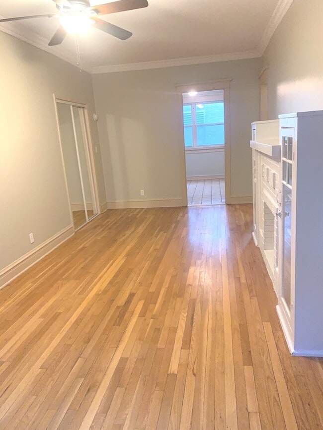 Building Photo - 836 W Sunnyside Ave