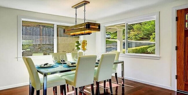 Building Photo - Beautiful, recently remodeled 4 bedroom, 3...