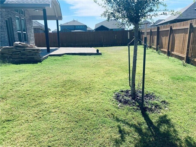 Building Photo - 1009 Sundrops St