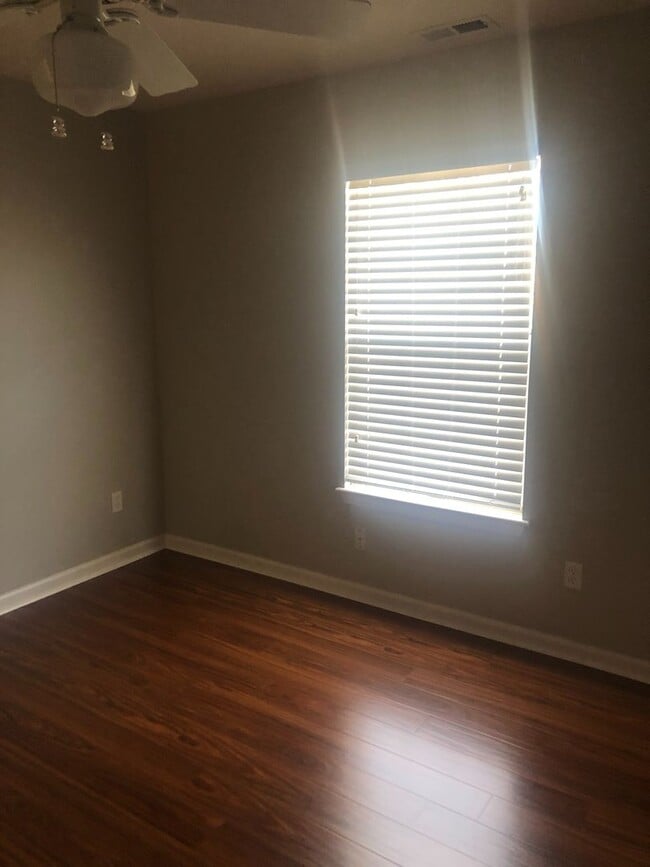 Building Photo - Beautiful Townhome 2Bed/ 1 Bath