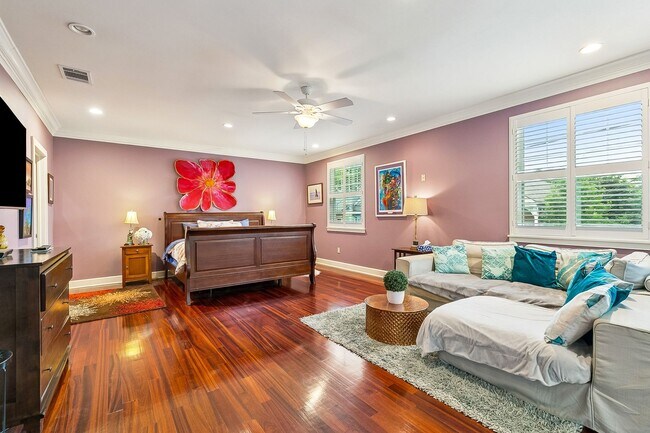 Building Photo - Gorgeous 3BD/3BA with Courtyard