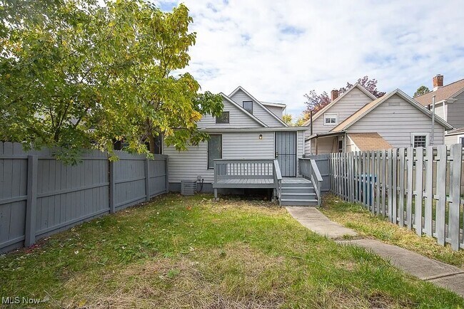 Building Photo - Four Bed 2 Full Bath in Lorain- FIRST MONTH RENT HALF OFF!