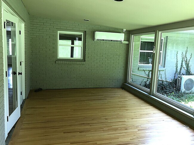 Building Photo - Meticulously Maintained Home in West Meade