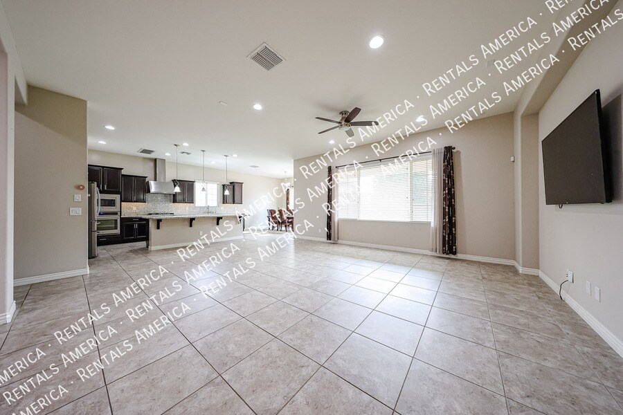 Building Photo - 3375 E Balsam Dr