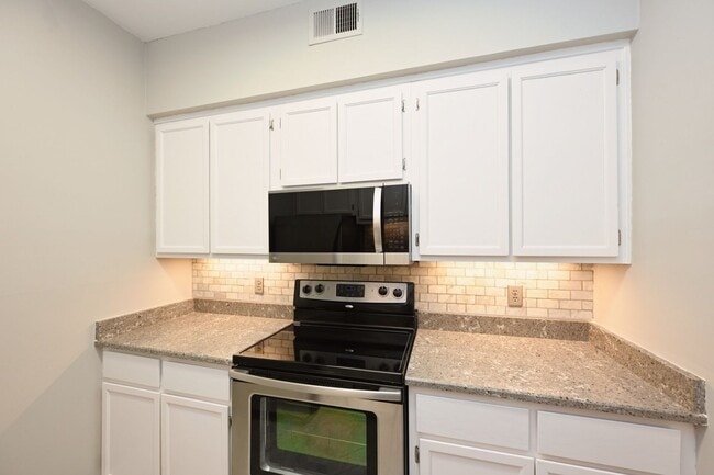 Building Photo - **UPDATED FIRST-FLOOR CONDO IN DESIRABLE P...