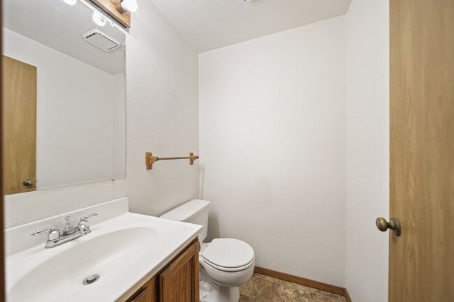 Building Photo - MOVE IN READY! Lake Forest home - 3 bedrooms - North Thurston School District