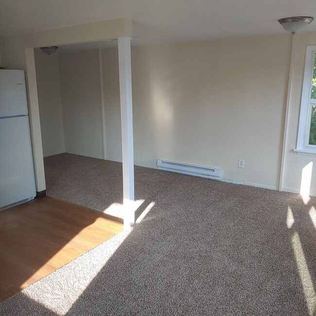 Building Photo - Upgraded 1 Bed 1 Bath Blocks from Evergree...