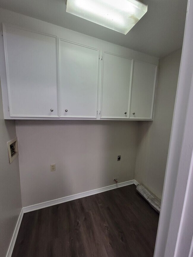 Building Photo - 4 Bedroom 2 bathroom