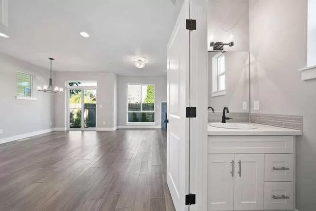 Building Photo - Bright & Beautiful Updated 4 bed, 3.5 bath in the Heart of the Brentwood-Darlington Neighborhoods