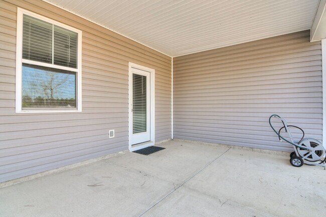 Building Photo - 3 Bedroom 2 Bathroom Ranch