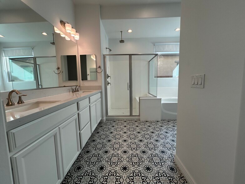 Building Photo - 8731 W Wagon Wheel Dr