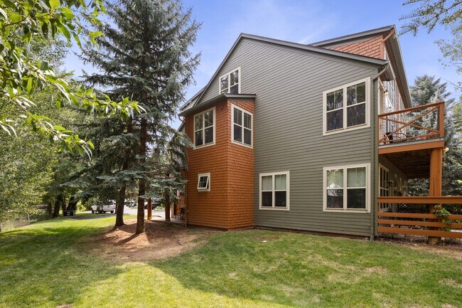 Building Photo - 562 Evans Ct