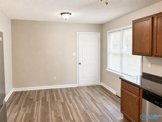 Building Photo - 2607 Bonnieview Dr NW