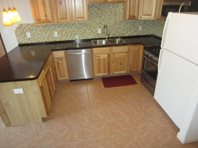 Building Photo - $1450 | 2BR/1BA House | Pet Friendly Ranch...