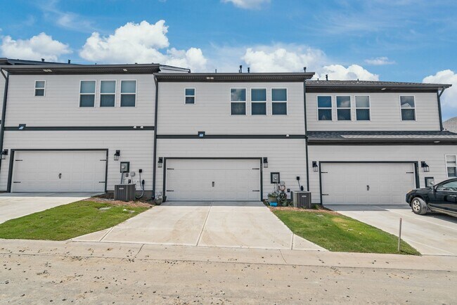 Building Photo - 5807 Clear Creek Ln