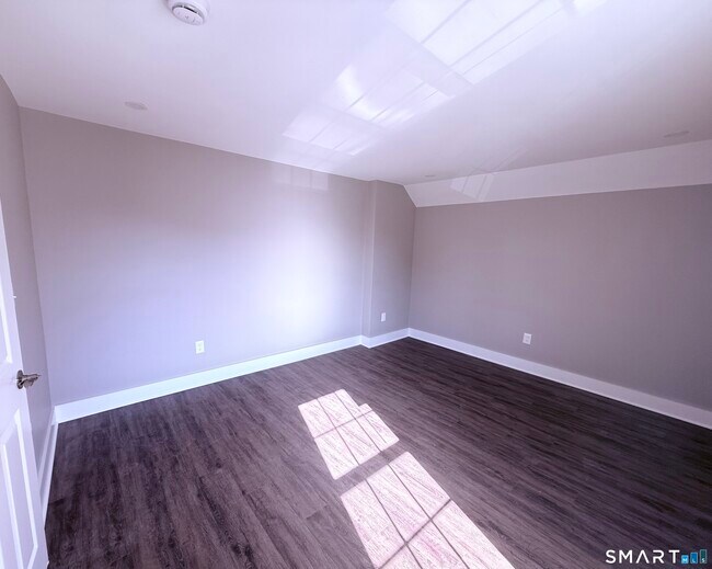 Building Photo - 105 Willetts Ave