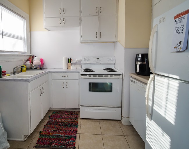 Building Photo - 2 bedroom Grid House for rent!
